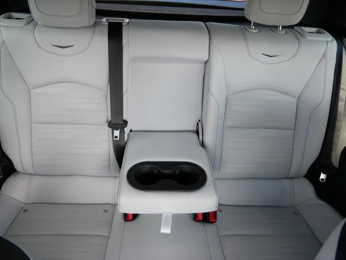 Used 2024 Cadillac XT4 Sport image 13