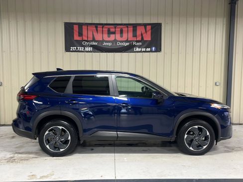 Used 2024 Nissan Rogue SV image 5