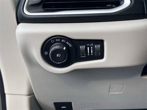 Used 2022 Chrysler Pacifica Touring-L image 22