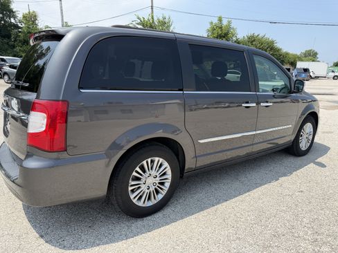 Used 2015 Chrysler Town & Country Touring-L w/ Driver Convenience Group FWD image 7