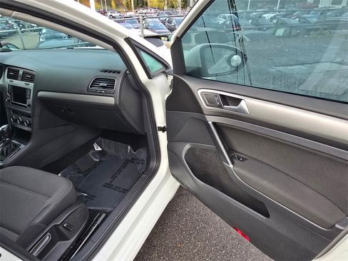Used 2016 Volkswagen Golf S image 12