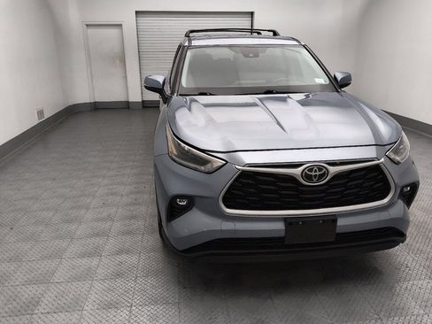 Used 2021 Toyota Highlander LE AWD/4WD image 14