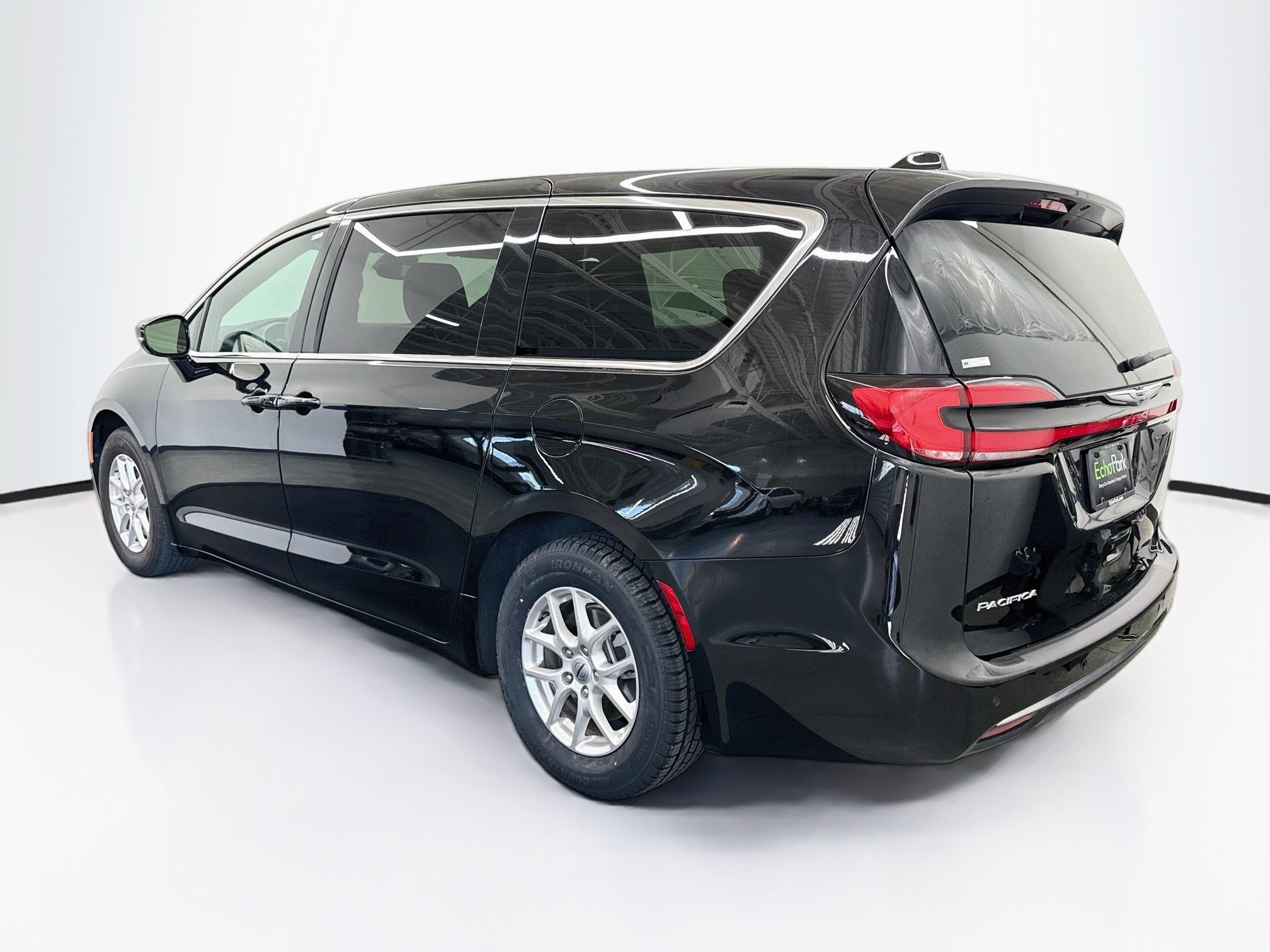 Used 2025 Chrysler Pacifica Select FWD image 5