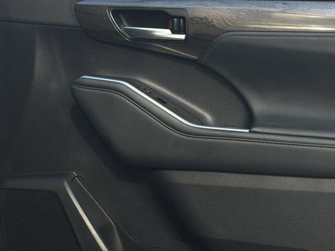 Used 2025 Toyota Highlander Limited FWD image 19