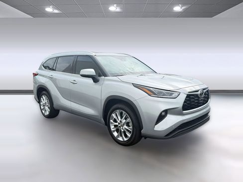 Used 2023 Toyota Highlander Limited FWD image 7