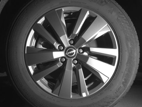 Used 2025 Nissan Pathfinder SV image 12