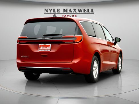 New 2026 Chrysler Pacifica Select FWD image 5
