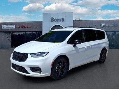 Used 2024 Chrysler Pacifica Touring-L w/ S Appearance Package