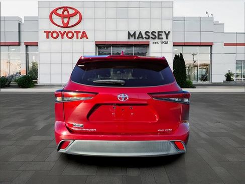 Used 2021 Toyota Highlander XLE image 4