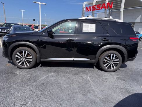 Used 2025 Nissan Pathfinder Platinum FWD image 2