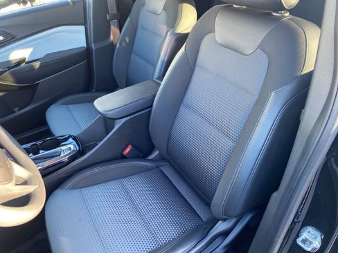 Used 2025 Chevrolet Trax LT image 12