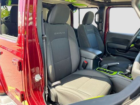 Used 2022 Jeep Wrangler Unlimited Sahara w/ Cold Weather Group image 27