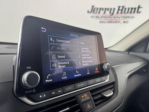 Used 2025 Nissan Altima 2.5 SV FWD image 18