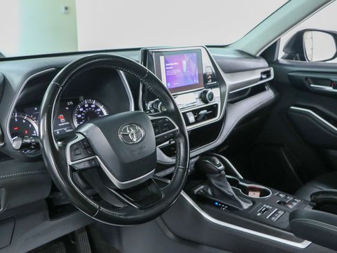 Used 2023 Toyota Highlander XLE AWD/4WD image 24