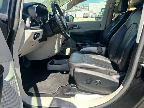 Used 2019 Chrysler Pacifica Touring-L FWD image 6