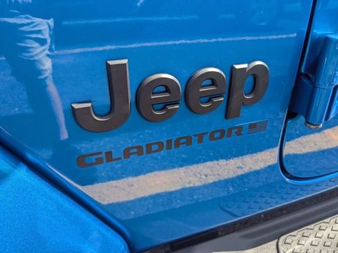Certified 2025 Jeep Gladiator Sport AWD/4WD image 13