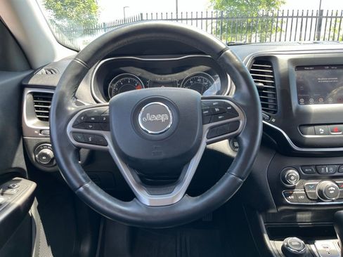 Used 2019 Jeep Cherokee Latitude Plus AWD/4WD image 17