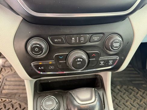 Used 2020 Jeep Cherokee Latitude Plus AWD/4WD image 23