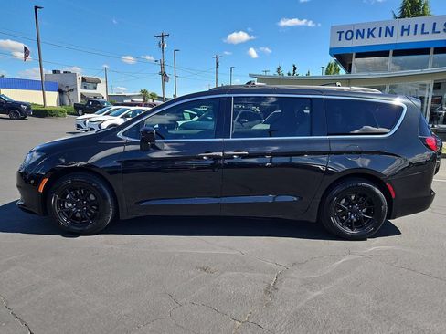 Used 2018 Chrysler Pacifica L FWD image 3