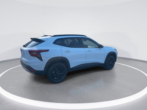 Used 2025 Chevrolet Trax LT w/ LT Convenience Package image 9