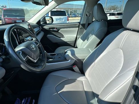 Used 2022 Toyota Highlander XLE AWD/4WD image 9