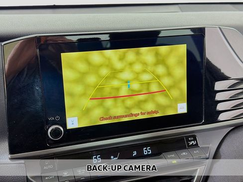 Used 2025 Toyota Camry LE image 5