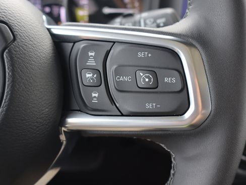 Used 2025 Jeep Wrangler Unlimited Sahara AWD/4WD image 16
