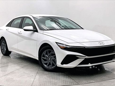 Used 2024 Hyundai Elantra SEL image 11