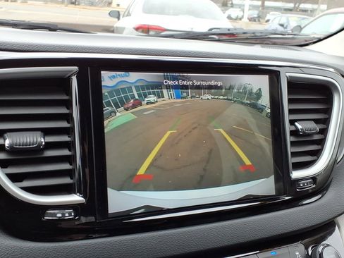 Used 2024 Chrysler Pacifica Touring-L image 19