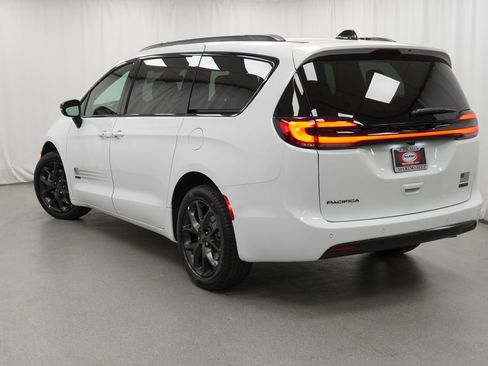 New 2027 Chrysler Pacifica Select AWD/4WD image 14
