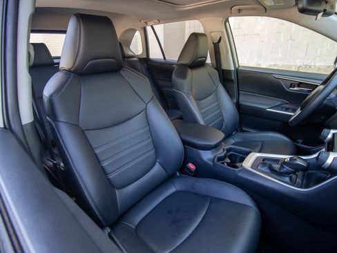 Used 2020 Toyota RAV4 XLE Premium FWD image 20