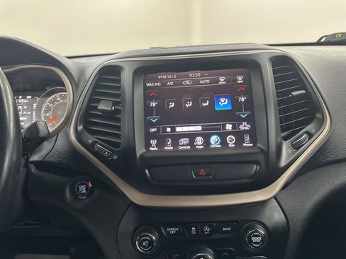 Used 2015 Jeep Cherokee Latitude w/ Comfort/Convenience Group image 40