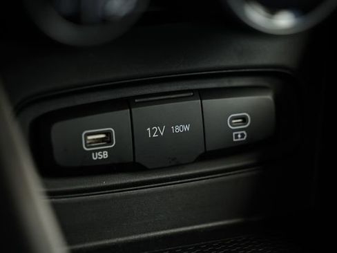 Certified 2025 Hyundai Venue SEL FWD image 37