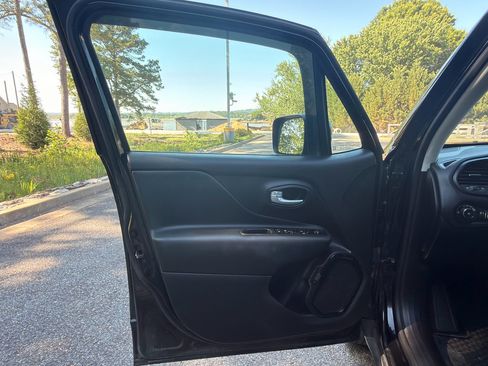 Used 2023 Jeep Renegade Altitude image 10