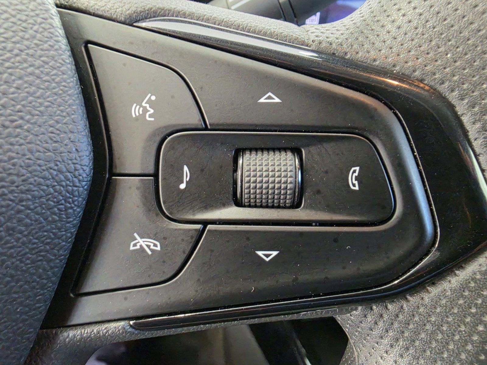 Used 2025 Chevrolet Trax LT FWD image 14