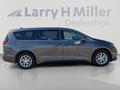 Used 2023 Chrysler Pacifica Touring-L FWD image 7