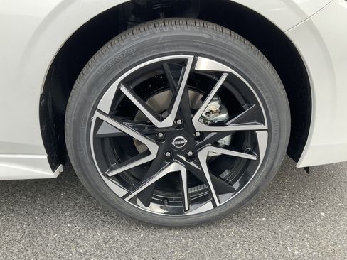 Used 2025 Nissan Sentra SR image 11