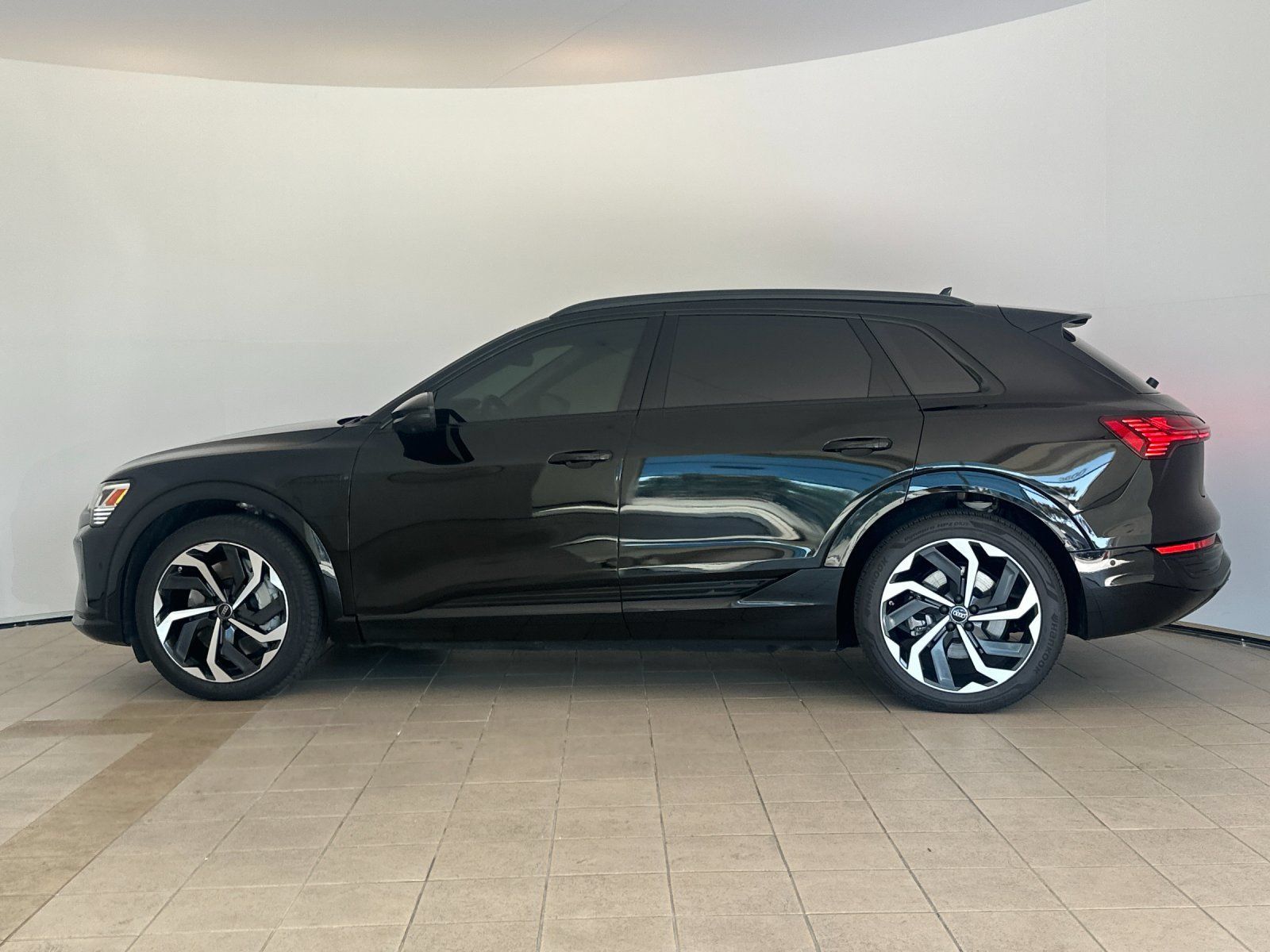 Used 2024 Audi Q8 e-tron Premium Plus w/ Premium Plus Package AWD/4WD image 3