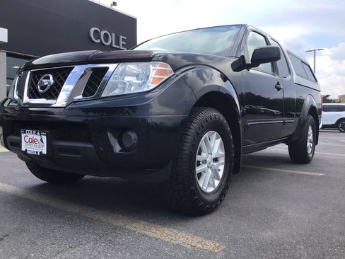 Used 2017 Nissan Frontier SV RWD image 2