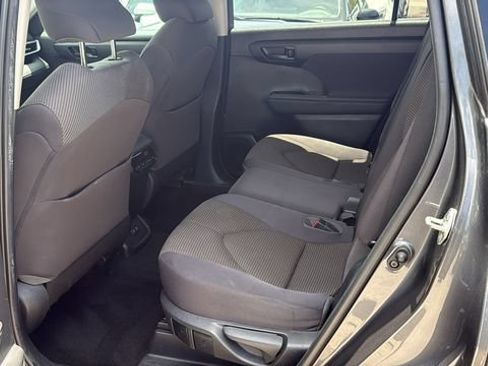 Used 2021 Toyota Highlander L FWD image 16