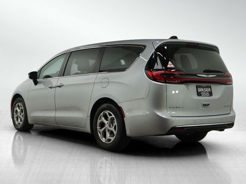 Used 2024 Chrysler Pacifica Limited FWD image 3