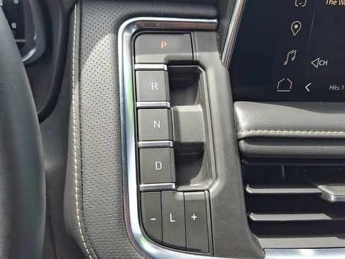 Used 2023 GMC Yukon SLT AWD/4WD image 4