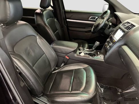 Used 2019 Ford Explorer XLT w/ Equipment Group 202A AWD/4WD image 30
