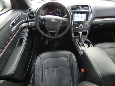 Used 2018 Ford Explorer Platinum image 14
