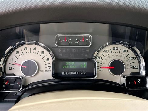 Used 2014 Ford Expedition XLT w/ Equipment Group 202A RWD image 26