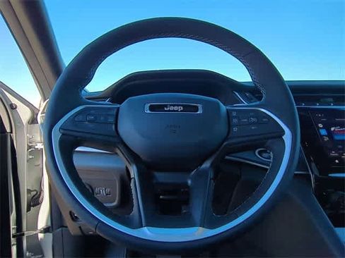 New 2025 Jeep Grand Cherokee Altitude image 24