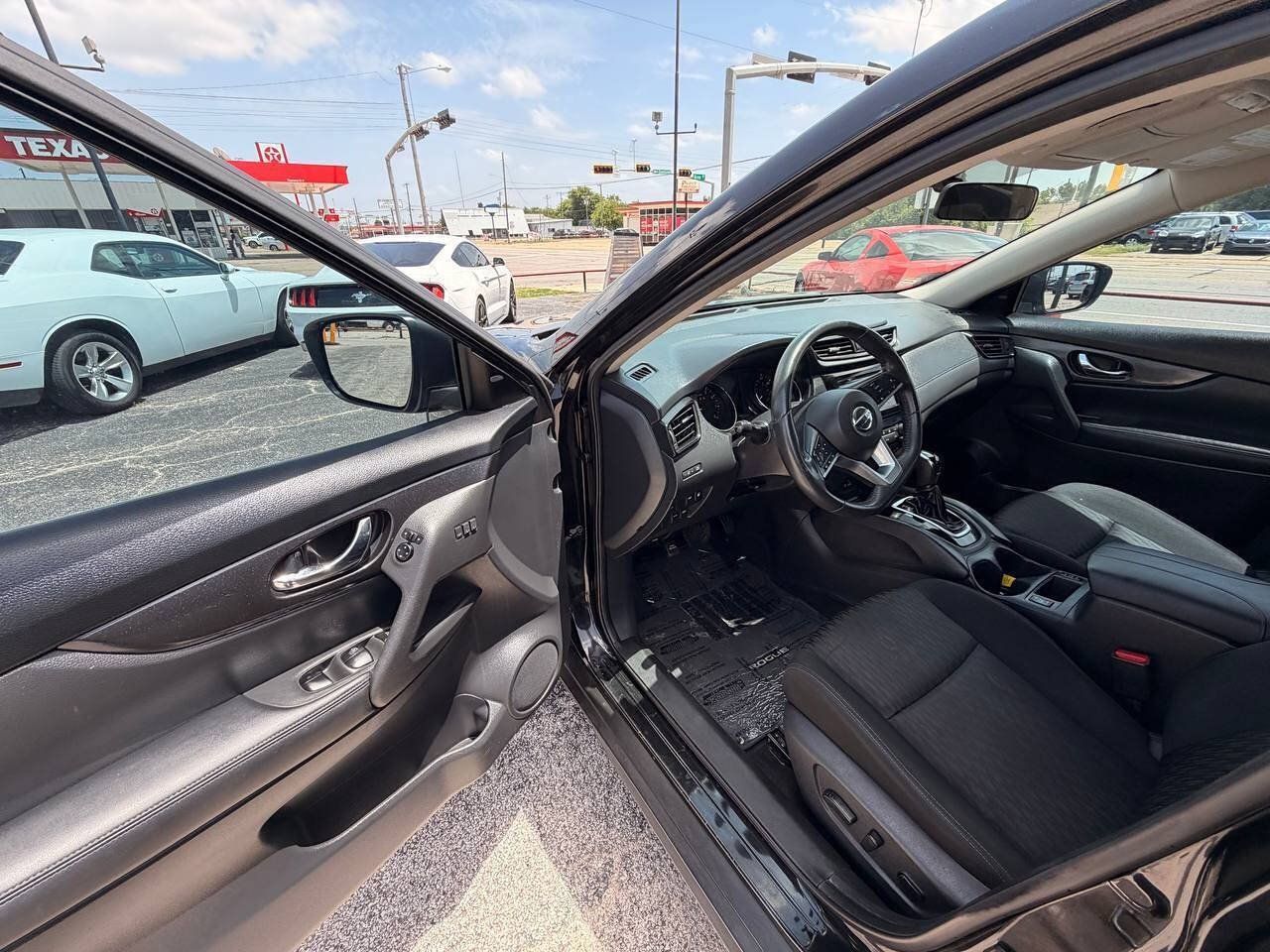 Used 2018 Nissan Rogue SV w/ Premium Package FWD image 10