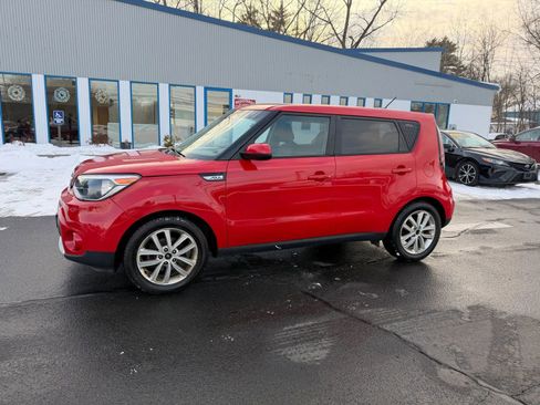 Used 2017 Kia Soul + image 2