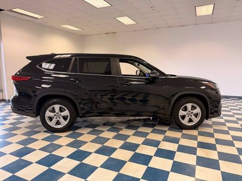 Used 2023 Toyota Highlander LE FWD image 9