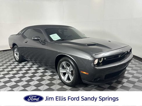 Used 2015 Dodge Challenger SXT RWD image 1